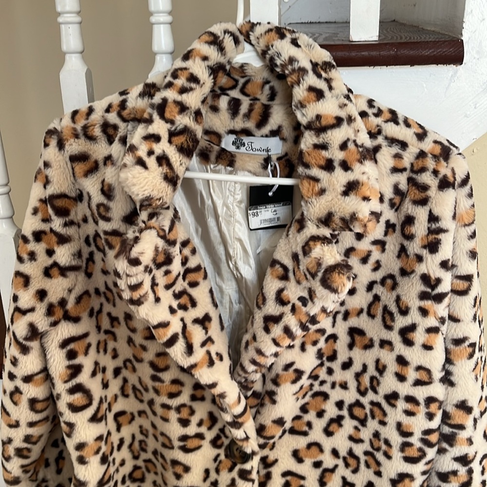 Beautiful coat - Picture 2 of 5